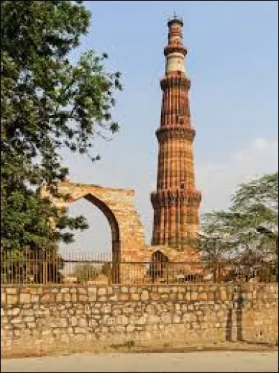 Complétez maintenant le nom de ce minaret, le plus haut qui soit visible en Inde : le minaret...