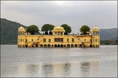 Près de quelle grande ville indienne est situé le Jal Mahal ?