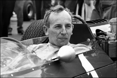 Ce pilote anglais, 7 fois champion du monde motocycliste puis champion du monde automobile de Formule 1, c'est ... Surtees.