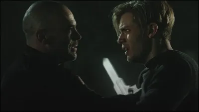 Que révèle Valentin à Jace par rapport à Clary ?