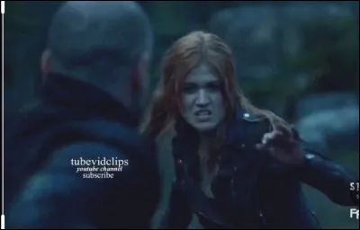 Comment Clary se venge-t-elle ?