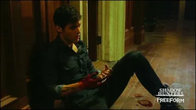 Un démon est rentré dans l'institut et a fait une victime importante, qui est-elle ?