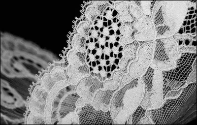 Quelle ancienne région est célèbre pour sa dentelle de nos jours ?