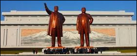 Enfin, retournons en Corée du Nord pour deux grandes et impressionnantes statues : le Grand monument Mansudae. Que sont obligés de faire les visiteurs devant cette statue ?