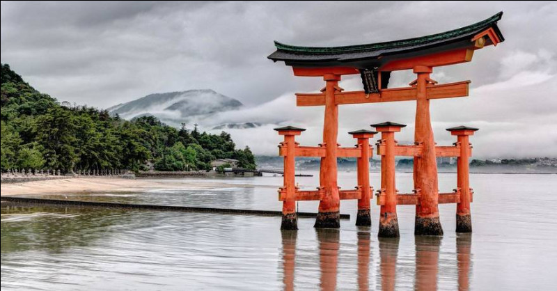 Dans quel pays d'Asie de l'Est peut-on trouver ces portails traditionnels, appelés "torii" ?