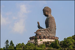 Quelle est la hauteur du Bouddha de Tian Tan, situé à Hong Kong ?