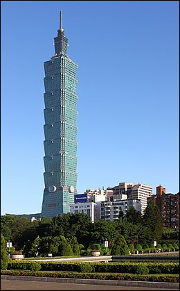 Quelle est la hauteur de la "Taipei 101" (du sol jusqu'à l'antenne), 10e plus haute tour du monde et plus haut gratte-ciel de 2004 à 2010 ?
