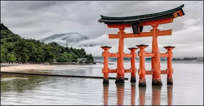 Dans quel pays d'Asie de l'Est peut-on trouver ces portails traditionnels, appelés "torii" ?
