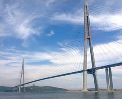 Déplaçons-nous maintenant en Extrême-Orient russe, plus précisément à Vladivostok. Quelle est la longueur du pont de l'île Rousski, qui relie la ville de Vladivostok à l'île Rousski ?