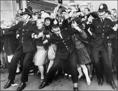 Quel nom a-t-on donné à l'extraordinaire engouement des fans à l'égard du groupe ?