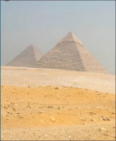 De quelle couleur est le granit d'Assouan, qui recouvrait l'intérieur ?