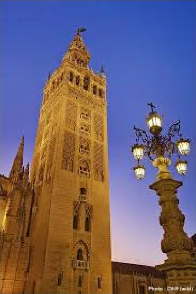 Giralda est une cathédrale qui se situe à Cordoue.