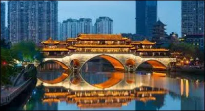 Chengdu est la capitale de la province de Sichuan, au centre-ouest de la/du :