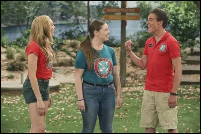 Quel est le titre de la chanson du générique de "Camps Kikiwaka" ?