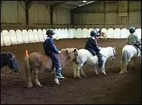 Que ne faut-il pas faire en dpassant un cavalier en aire de travail ?