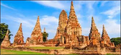 Dans quelle ville de Thaïlande se situe cet ensemble de monuments ?