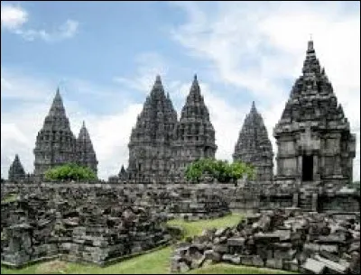Sur quelle île se situe le palais indonésien de Prambanan ?