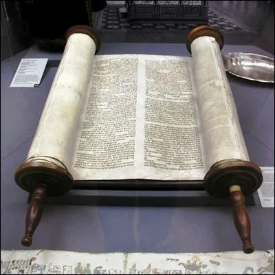 Quel lieu de culte abrite les Livres de la Torah ?