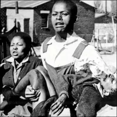 Quelle banlieue de Johannesburg a &eacute;t&eacute; le th&eacute;&acirc;tre de manifestations &eacute;coli&egrave;res r&eacute;prim&eacute;es dans le sang en 1976 ?