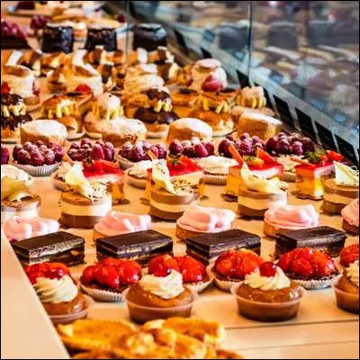 Quelle p&acirc;tisserie, c&eacute;l&eacute;br&eacute;e chaque ann&eacute;e dans la Sarthe o&ugrave; elle aurait &eacute;t&eacute; cr&eacute;&eacute;e, est appel&eacute;e gosette en Belgique ?