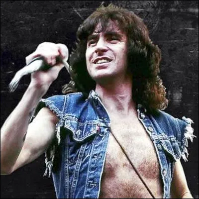 Quel groupe de rock a eu pour chanteurs Bon Scott, puis Brian Johnson ?