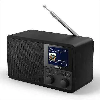 Quelle station de radio fran&ccedil;aise, cr&eacute;&eacute;e en 1975, est diffus&eacute;e dans une quinzaine de langues diff&eacute;rentes ?