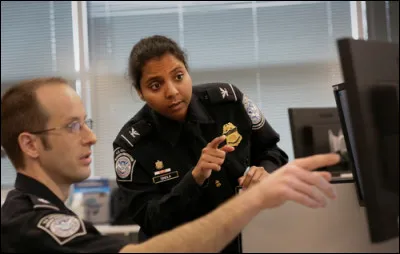 Au passage d'un contrôle de police des frontières dans un aéroport sud-américain, le policier te demande des informations en espagnol, comment réagis-tu ?