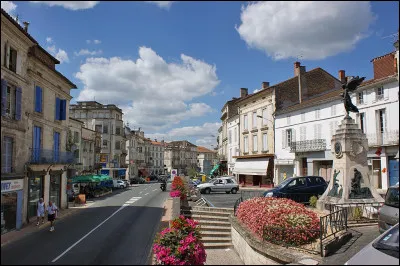 Petite ville de 3 800 ans habitants du département de la Dordogne, située sur la rive gauche de la Dronne, près des limites du département de la Charente :