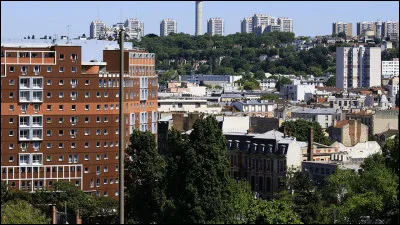 Ville de 27 000 habitants du département de la Seine-Saint-Denis, située à l'est de Paris, à l'extrémité orientale de la colline de Belleville :