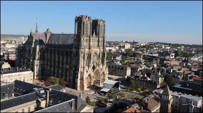 Ville de Champagne, célèbre pour sa cathédrale, lieu de sacre des rois de France :