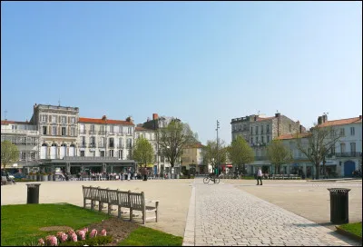 Ville de 24 000 habitants du département de la Charente-Maritime, célèbre pour son passé maritime et aussi pour ses demoiselles :