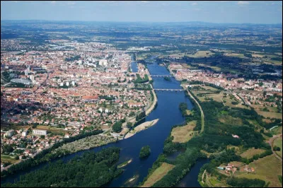 Ville de 35 000 habitants du département de la Loire, traversée par le fleuve :