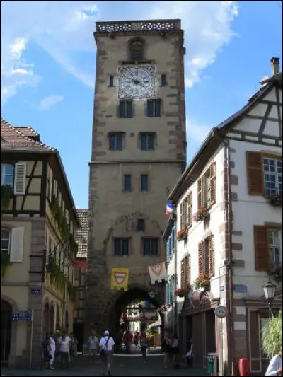 Petite ville de 4 700 habitants du département du Haut-Rhin, entourée des coteaux viticoles au pied du massif des Vosges :