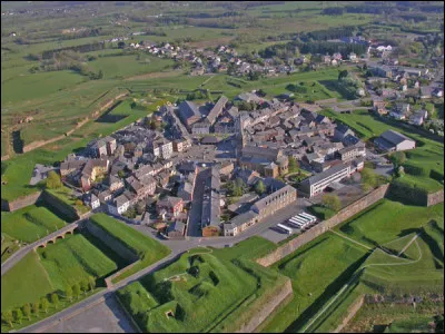 Petite ville de 2 300 habitants du département des Ardennes, connue pour ses fortifications en forme d'étoile développées par Vauban :