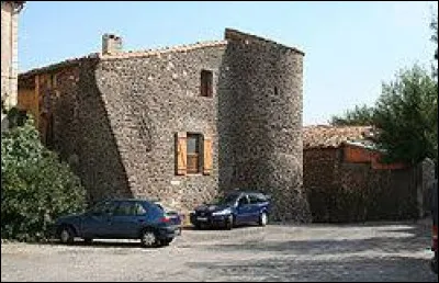 Nous sommes en Occitanie, à Lacoste. Commune de l'arrondissement de Lodève, à l'est du lac de Salagou, elle se situe dans le département ...