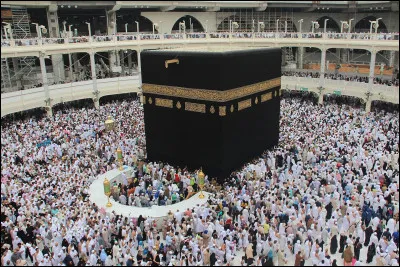 Où est située la Kaaba, un grand cube noir ?