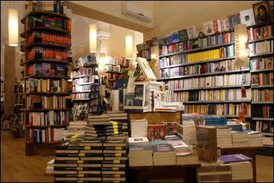 Où se situe la librairie Bookowski ?