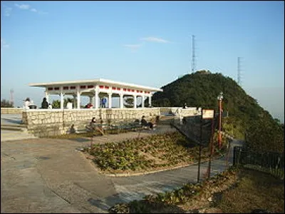 À Hong Kong, on peut voir le pic Victoria, une montagne de 552 mètres.