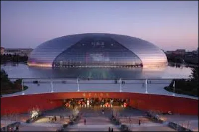 On peut voir le centre national des arts du spectacle, un bâtiment de Pékin comprenant une salle d'opéra de 2 416 places, une salle de concert de 2 017 places, et un théâtre de 1 040 places.