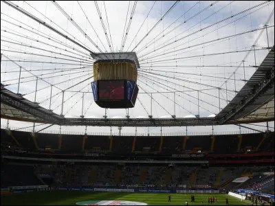 Quel club allemand joue à la Commerzbank-Arena ?