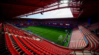 Quel club de Ligue 2 joue au stade du Hainaut ?