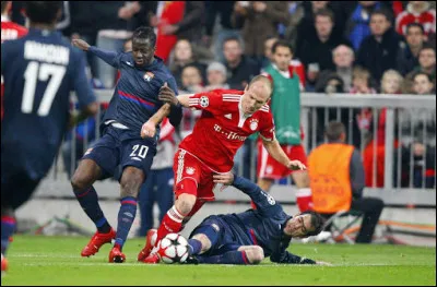 Avec quel entraîneur l'Olympique lyonnais a-t-il atteint les demi-finales de la Ligue des champions en 2010 ?