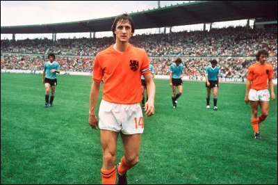Dans quel club Johan Cruyff a-t-il démarré sa carrière professionnelle ?