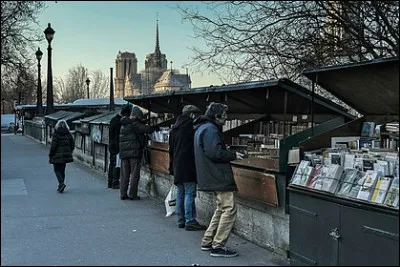 De quand date la tradition des bouquinistes pr&eacute;sents sur une grande partie des quais de la Seine ?