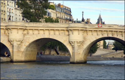 Comment s'appelle le plus vieux pont de Paris ?
