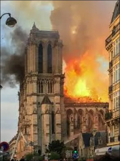 Quand a eu lieu le dramatique incendie qui a gravement endommag&eacute; la cath&eacute;drale Notre-Dame de Paris ?
