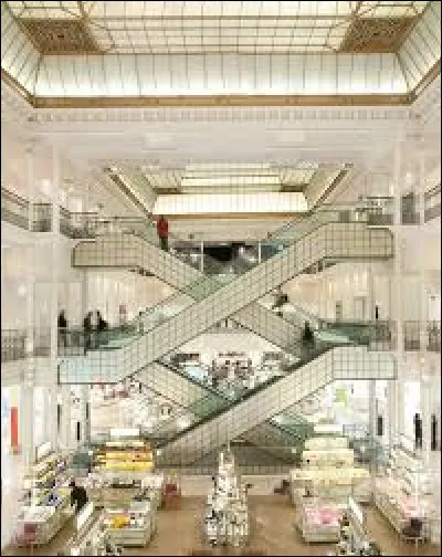 Comment s'appelle le premier grand magasin parisien qui incarne v&eacute;ritablement la r&eacute;volution commerciale et offre un vaste choix de rayons diff&eacute;rents sur une tr&egrave;s grande surface, con&ccedil;u et r&eacute;alis&eacute; en 1852 par Aristide Boucicaut ?
