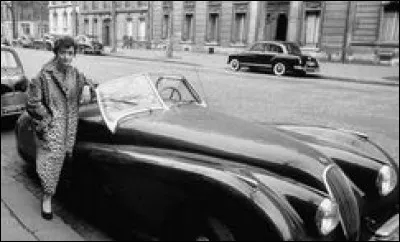 Françoise Sagan aimait vivre vite. Quelle est cette voiture qu'elle achèta avec ses succès littéraires ?