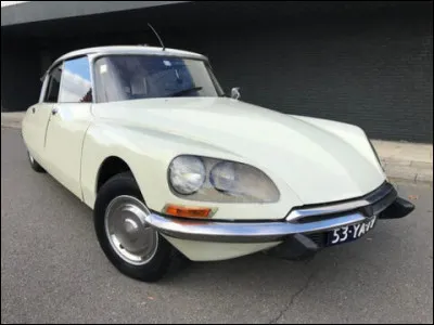 Sortie en 1955 cette Citroën bouscule le design des voitures de l'époque. Il s'agit d'une :