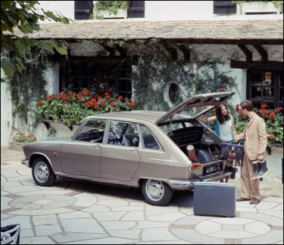 Cette auto bicorps est la première voiture française de haut de gamme à disposer en grande série d'un hayon arrière fort pratique. De quelle voiture s'agit-il ?